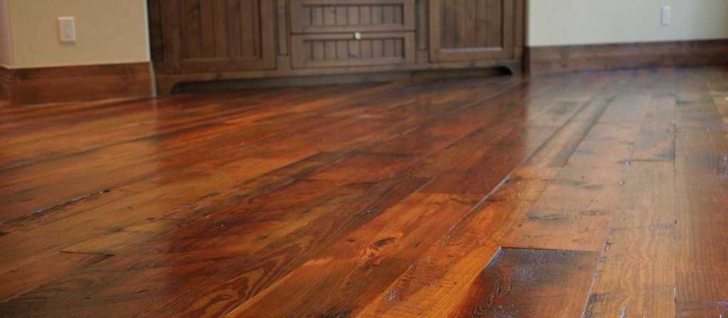 Quais as diferenças entre pisos laminados, carpetes de madeira e pisos de madeira?